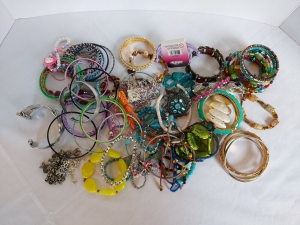Large Lot Mis. Womens Bracelets, Mixed, Metal, Beads, Charms Review