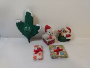 Set of 5 Various Christmas Decorations / 3 Magnets & 2 Wrapped Gift Boxes ch1931 Review