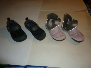 (2) Pair Toddler Girls Crocs – Black Faux Fur Clogs and Pink Suede Boots -Size 9 Review