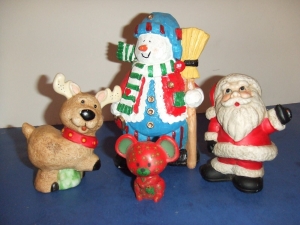 2 ASSORTED CHRISTMAS DECORATIONS Review
