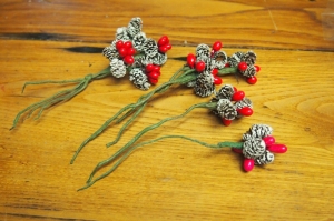 Vintage Christmas Decorations – Pine Cones and Red Berries Review