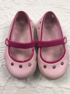 CROCS Pink Baby Shoes – Size 5 (pre-owned)  Review