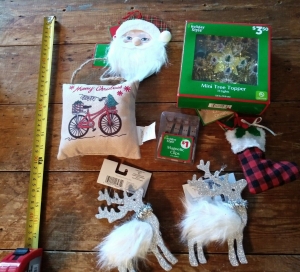 New nwt lot of Christmas decorations door hanger tree topper ornaments magnets Review