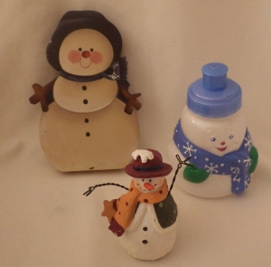 Lot of 3 Christmas Decorations Wooden Snowman 6″ Snowman 4″ Snowman Cup 5″ Tall Review