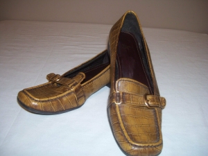 Life Stride “Trigger” Womens Size 9 M Croc Goldish Brown Loafers  Review