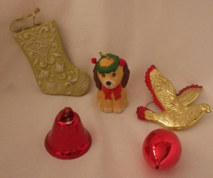 Lot of 3 Christmas Decorations Ornaments Stocking 4″ Bird 3.5″ Dog Bell 2.5″  Review