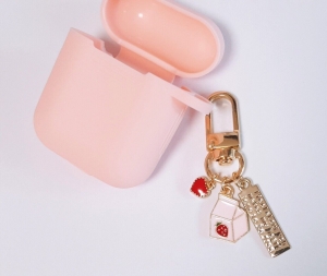 [handmade] strawberry milk keychain| airpods case keychain| kawaii keychain Review