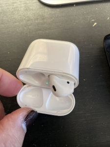 Apple Wireless Charging Case for AirPods with 1 earpiece Review