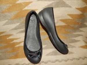 Crocs Women’s 7 Black Slip On Shoes w Front Toe Bow Accent Review